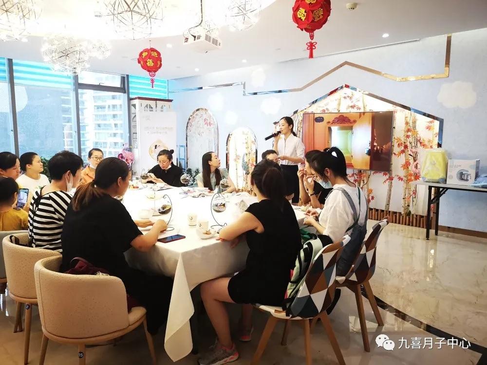 【活動回顧】微景觀DIY,一場與自然零距離的約會 每個裝在生態瓶里的“微景觀” 都是一個會呼吸、會講故事的童話 這些小巧而生動的瓶子 凝聚著都市人對田園和自然的向往 今天九喜月子中心迎來了一群小可愛們 喜寶也忍不住來探我們定制自然 | 微景觀精彩活動 微景觀DIY活動精彩上演 美好時光與大自然親密接觸 一起探索神秘的微景觀世界 大家排排坐看著桌子上的物料 斜口瓶、擺架、營養土、多肉、細沙和擺件、小石子、鏟子等 手殘黨的喜寶有點發愣... 不過在聽完老師的講解后,還是很容易上手的 “首先將適量的小石頭平鋪在玻璃器中,小石頭起的作用是防止積水?!?老師一步步向孕媽媽們講解微景觀制作方式 經過孕媽們們的細心制作 一個個精致有活力的微景觀就出現在大家眼前 顏色與視覺的融合 讓最不起眼的事物也開始與眾不同 加之各色植物的相互襯托 整個微景觀制作過程中,現場充滿歡聲笑語 打造出心中理想的小世界 可見活動給大家帶來的不僅是有趣的體驗 還激發了大家豐富的想象力 孕媽們玩的也很開心 好啦,這次的活動就說到這了 期待我們下次相遇哦~