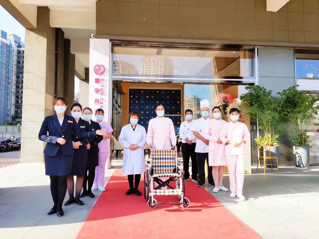 喜孕月子中心鳳嶺店喜迎首位寶媽入住! 10月23日對喜孕月子中心鳳嶺店來說是意義非凡的一天,因?yàn)檫@一天,我們迎來了第一位入住的媽媽與小寶寶,劉媽媽和她的小寶貝。 下午15時(shí),劉媽媽與寶寶乘坐專車,在喜孕育嬰師的陪同下回到了鳳嶺店。在喜孕全體工作人員的全方位照護(hù)下,媽媽和小寶寶將在這里度過最關(guān)鍵的28天。 △護(hù)士姐姐正在喂小寶寶喝奶,覃主任在一旁默默注視 在媽媽入住之前,喜孕的家人們用心檢測了每一件物品,并對房間進(jìn)行消毒,確保媽媽入住后可以安心使用。劉媽媽一回到喜孕,專業(yè)的主任醫(yī)師、健康顧問、責(zé)任育嬰師、營養(yǎng)師組成的專家團(tuán)隊(duì)便在門口迎接,共同對她與寶寶進(jìn)行了健康評估,詳細(xì)記錄寶媽的生活習(xí)慣、飲食偏好、過往身體狀況,為其制定了個(gè)性化的護(hù)理計(jì)劃、營養(yǎng)計(jì)劃及康復(fù)計(jì)劃。 △劉店長認(rèn)真檢查房間的各項(xiàng)設(shè)施 △喜孕的家人們在門口準(zhǔn)備迎接劉媽媽 在接下來的28天里,劉媽媽與寶寶將會在喜孕鳳嶺店開啟一段美好的旅程。在24小時(shí)監(jiān)護(hù)下,護(hù)士小姐姐會密切關(guān)注媽媽與寶寶的各項(xiàng)身體數(shù)據(jù),做好記錄建立健康檔案;專業(yè)的產(chǎn)康師為會指導(dǎo)媽媽開始科學(xué)的產(chǎn)后康復(fù),寶寶將在育嬰師的悉心照料下開始茁壯成長;還有母乳喂養(yǎng)指導(dǎo)、乳房護(hù)理、嬰兒游泳、營養(yǎng)月子餐等,喜孕將為劉媽媽和小寶寶帶來高品質(zhì)的專業(yè)服務(wù)。